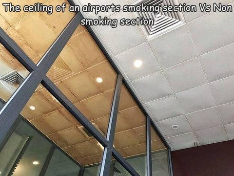 空港の喫煙スペースとそうでない場所の天井の色の違いが…。