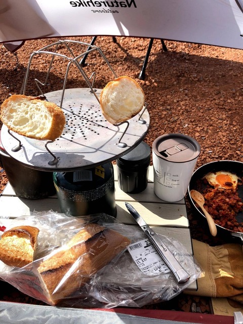 パンを立てかけて焼くためのちょっとした器具