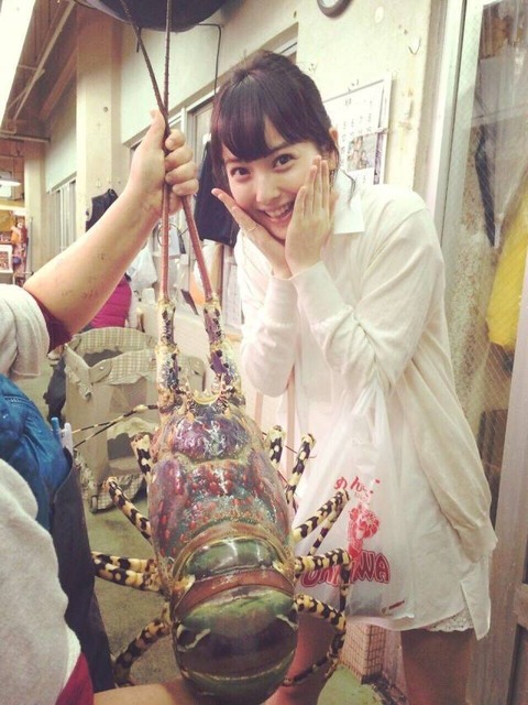 佐々木希と巨大イセエビ