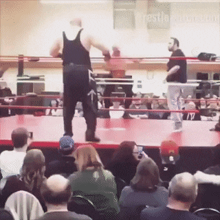 プロレスで危険なスープレックスが決まる