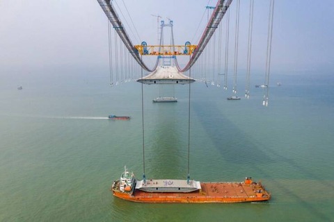 巨大な「吊り橋」を作っている最中の画像