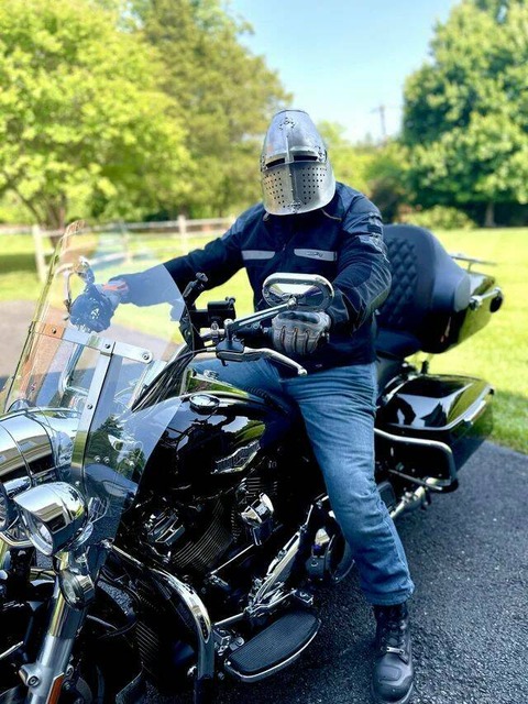 ヘルメットが「中世」のバイクライダー
