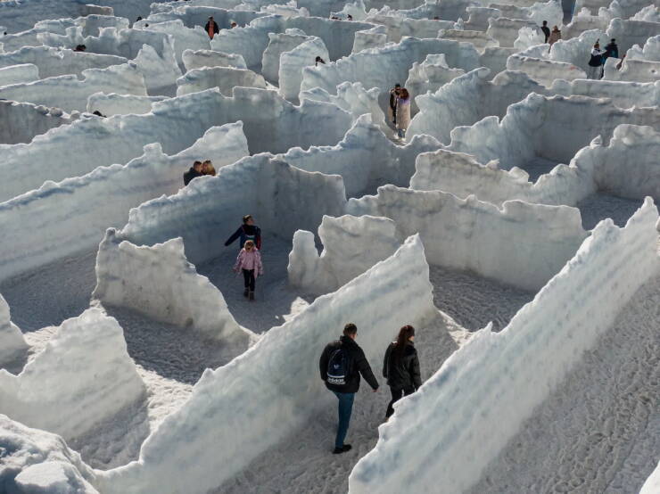 【画像】その発想はなかった…　雪で作った巨大迷路！！