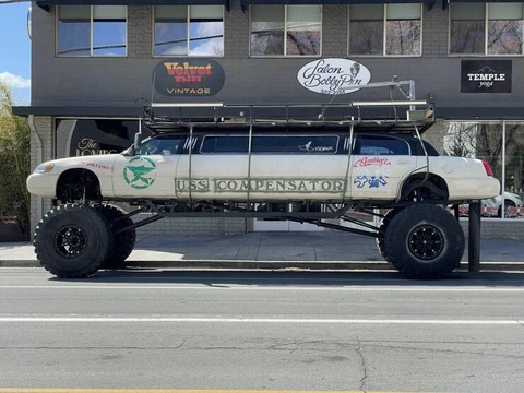 リムジンに巨大なタイヤを付けてみた！