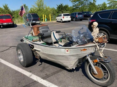 ボートを改造した海賊仕様の三輪車