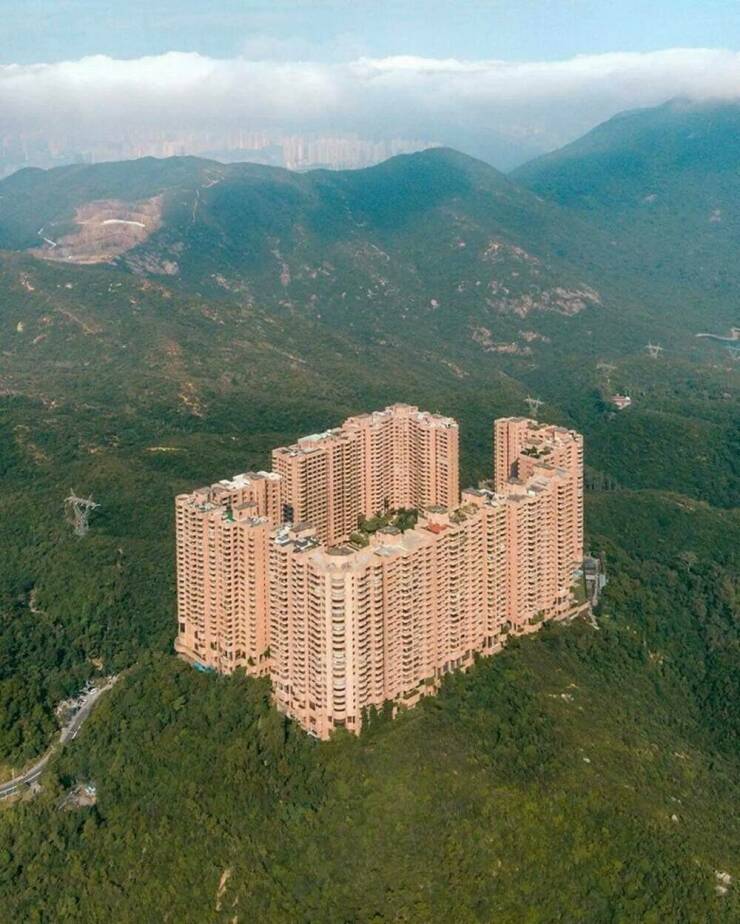 【画像】山の上に建てられた巨大マンション
