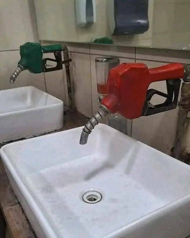 【画像】こんな水道はイヤだ。ガソリン給油蛇口。