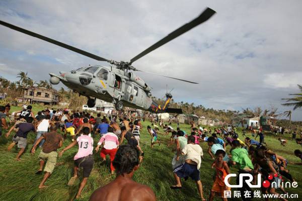 【画像】ハイチの地震でヘリコプターに群がる人々の写真 (2)