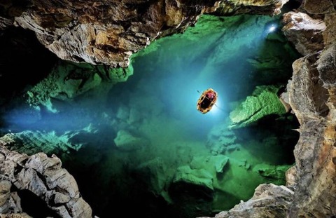 洞窟探検を上から撮影