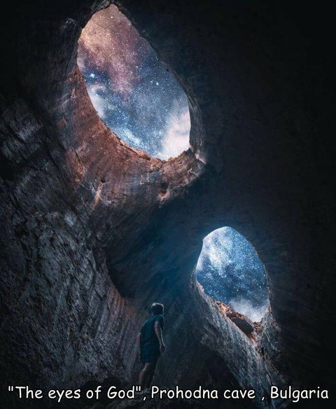 まさに「神の目」の様に見える洞窟の天井の穴