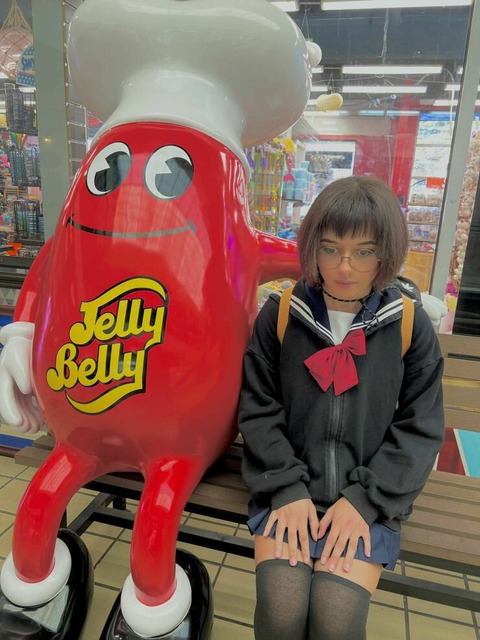 なぜかメッチャ緊張しているセーラー服の女性ｗ！！