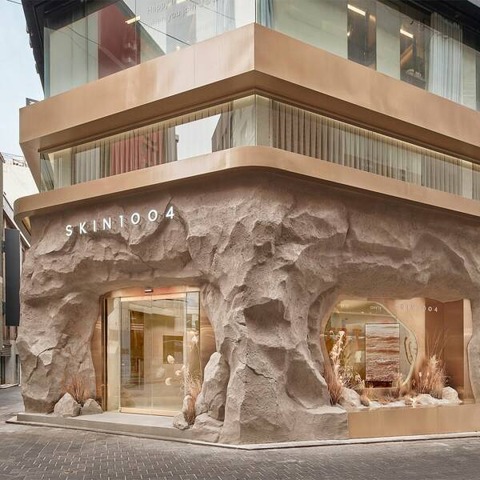 岩をくり抜いて作った様なオシャレなお店の外観