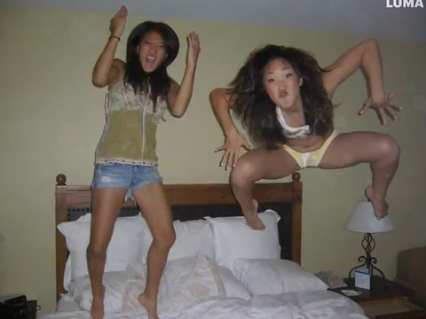 ベッドの上ではしゃいで跳ねる二人の女の子