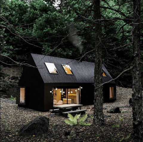 森の中にポツンと佇む素敵な真っ黒い家