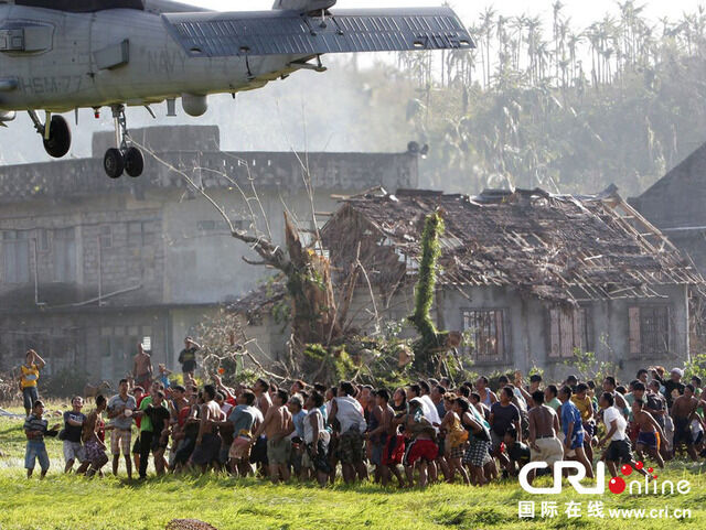 【画像】ハイチの地震でヘリコプターに群がる人々の写真 (1)