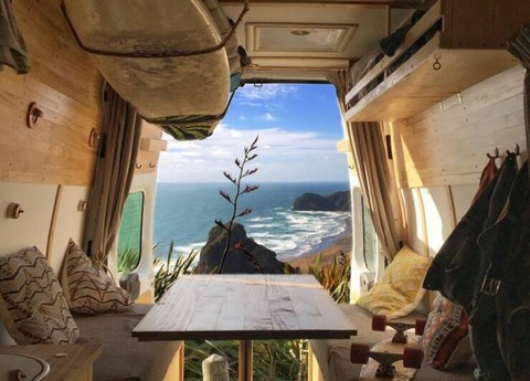 クルマの荷台部分から海を見渡す景色が素敵