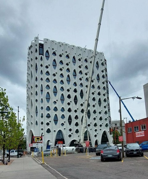 【閲覧注意】蓮コラみたいな気持ち悪い窓のビルｗ