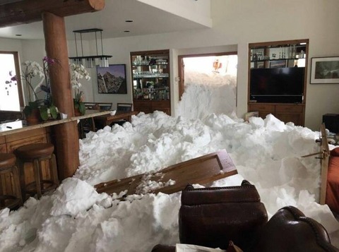 家の中に雪崩がなだれ込むとこうなる…。