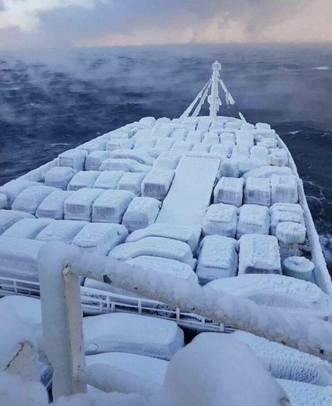 北の海でタンカーに車を積んで運んでいたらこうなった…。