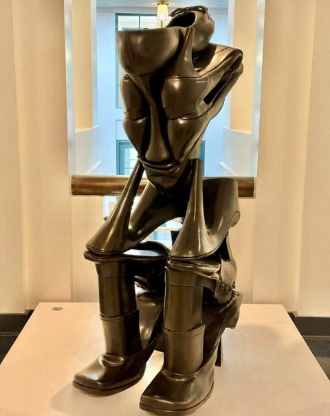 ハイヒールを重ねた不思議な彫刻作品が凄いｗ！！