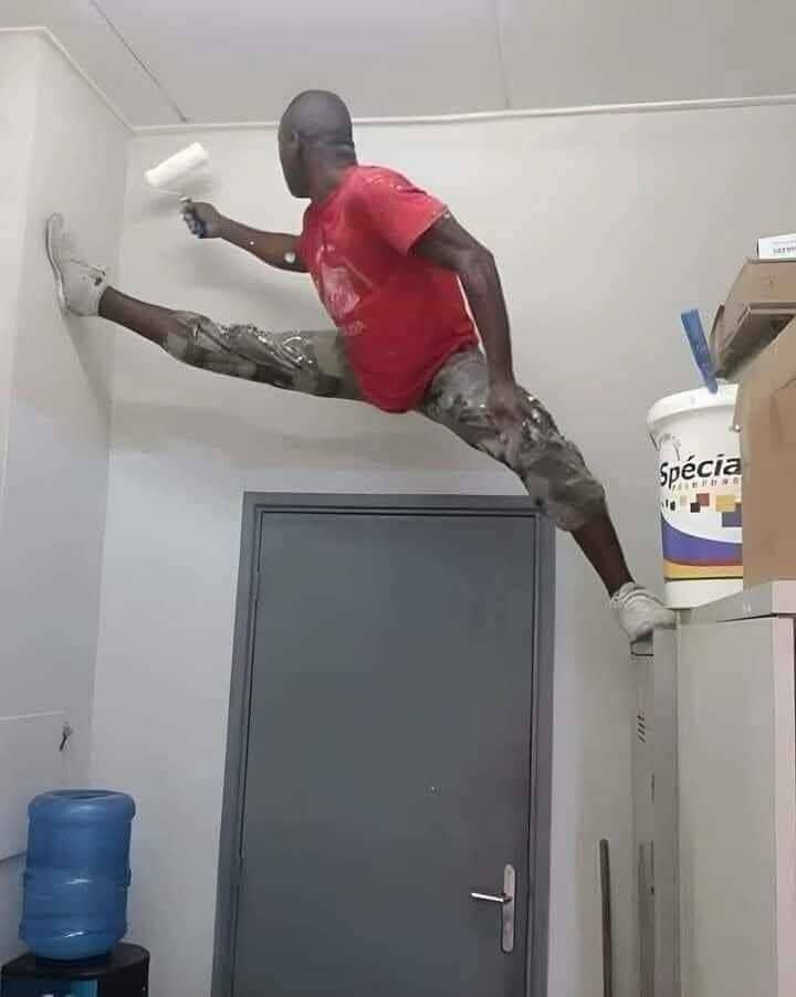 【画像】脚立無いけど身体能力高いからヨシッ！