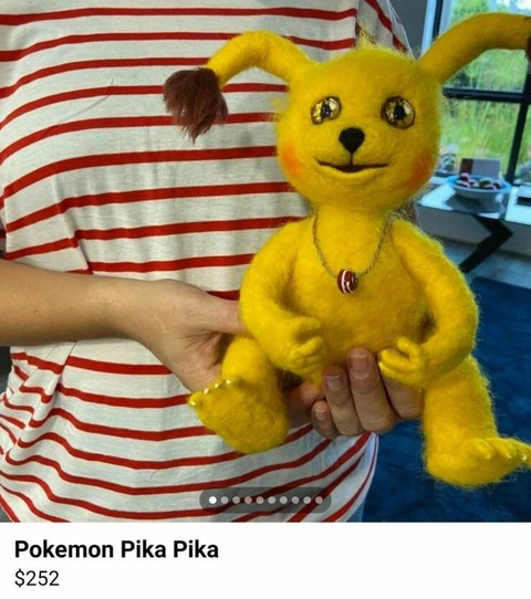 ポケモンのピカチュウっぽい何かのぬいぐるみ…