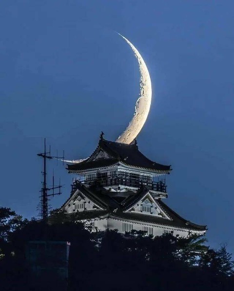 伊達政宗の兜みたいになった三日月と日本の城