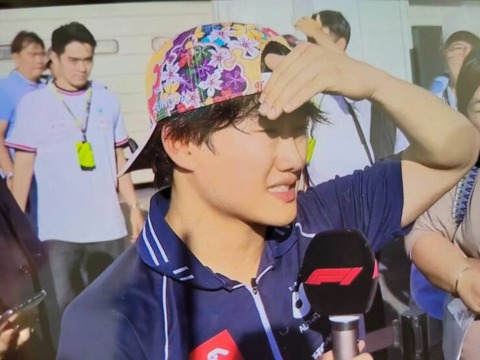 帽子をかぶっているのにまぶしそうにする人…