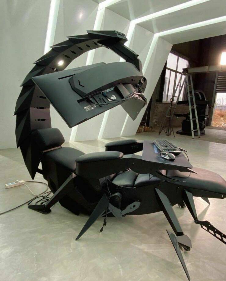 【画像】サソリ型の椅子とモニタアーム