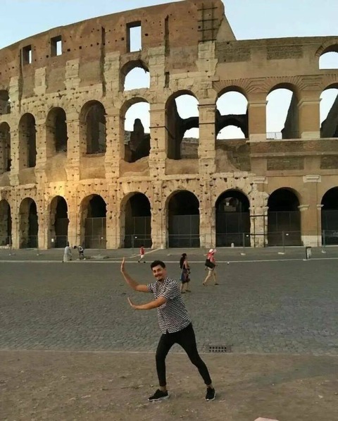 本来、ピサの斜塔でするべきポーズをコロッセオで。