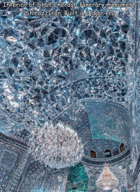 イランのモスクの天井とシャンデリアの装飾が凄い！！