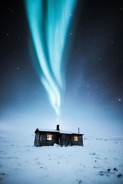 煙突からオーロラがモクモクと…