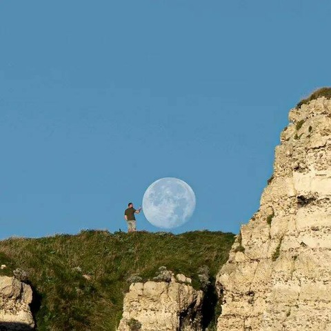 丘の上に月が出ていたので触ってみた