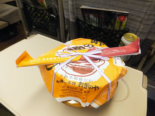 横川の峠の釜めしが 東京駅の駅弁大会で売ってた 東北新幹線はやぶさ車内で食べる 今日の駅弁は