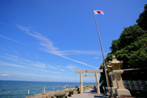 01 二見興玉神社　二の鳥居と国旗