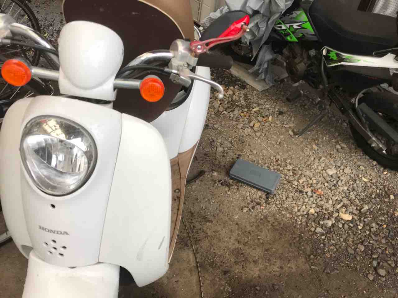 スクーターのバッテリー上がり車から電気をもらう 新 探検だ S ๑