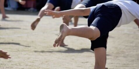 熱中症対策は出来ていた小学校さん、子供を素足でグラウンドに出して火傷させてしまう…