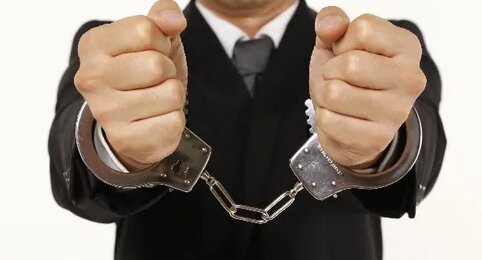 黒ブラに白ショーツの小太り男が出現する、この時期に下着姿とか正気か･･･？