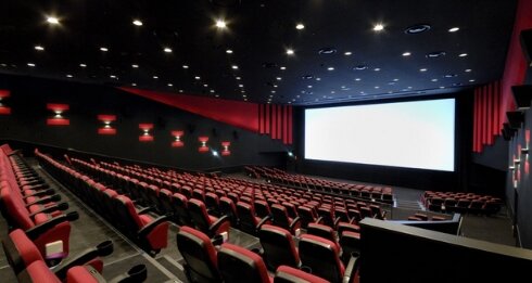 映画館の料金「高いと思う」と答えた人が9割！過半数は“年に1回”