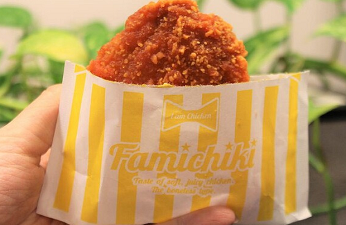 ファミマの新作「レッドバーベキューチキン」がディズニーランドのあの味みたいだと話題に！