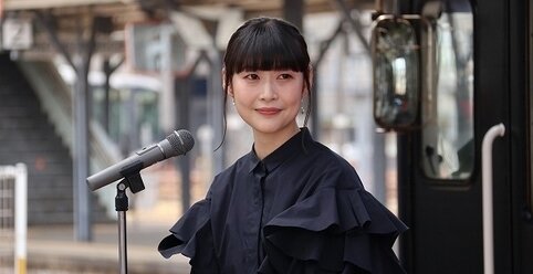 「君は放課後インソムニア」ラッピング列車の出発式に能登麻美子さんが参加！