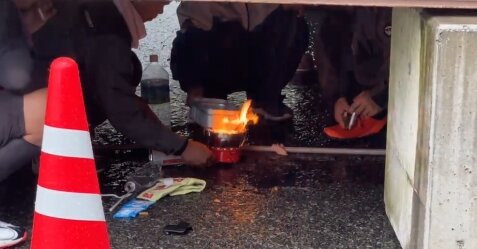 富士山で東南アジア系の集団がプレハブ小屋で下で火を使う危険行為！これアウトだろ…