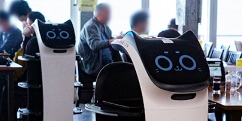 ファミレスで大活躍の“ネコ型配膳ロボット”がグッズ化決定！これは売れるｗｗｗ