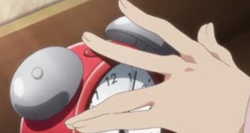 【悲報】朝にアラーム1発目で起きられる人は半分以下と判明！二度寝の「後10分」は意味がないぞ！