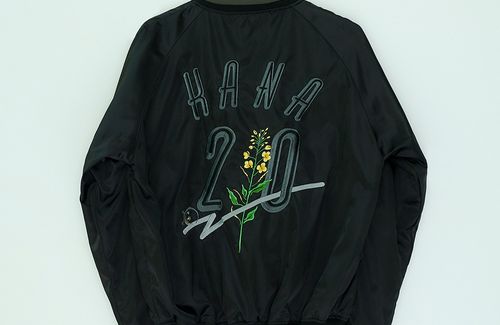 【価格論争】声優・花澤香菜さんがスカジャン専門店とのコラボグッズを販売→「高すぎる」「良心的では」物議に