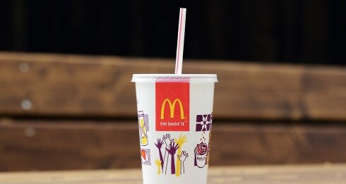 マクドナルド「紙ストロー、要望があれば従来のプラスチック製ストローで提供します」