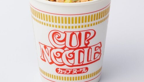 【画像】カップヌードルの麺に見えてくる輪ゴムホルダーが公式によって作られるｗｗｗｗ