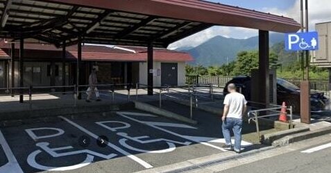 道の駅で迷惑駐車をする輩の民度がヤバい「妊婦・身障者用屋根付き駐車場でキャンプ・BBQ」