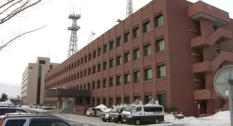 従業員「スーパー開店前なのに多目的トイレが閉まってる･･･」→前日から中にいた男（30）を逮捕「一晩過ごすために入った」