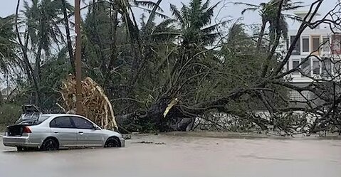 台風直撃のグアム、空港が壊滅的な被害をうけ観光客が足止め中